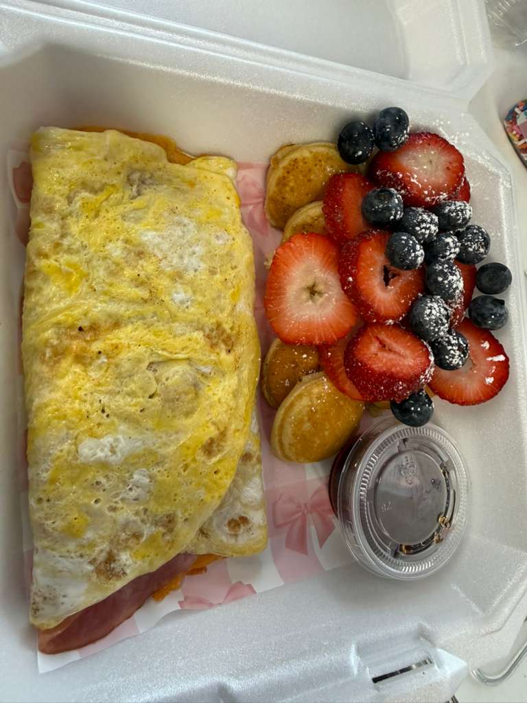 Combo 2 — folded eggs with ham, mini pancakes, strawberries and blueberries