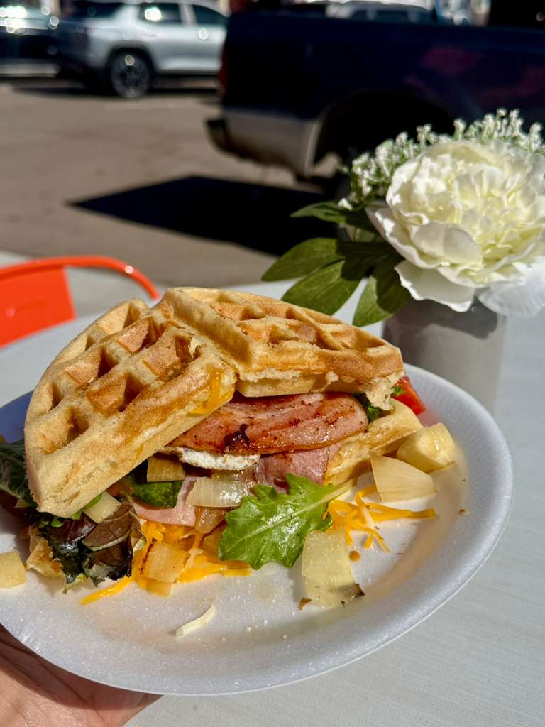 Waffle Sándwich with ham, egg, cheese and fresh greens